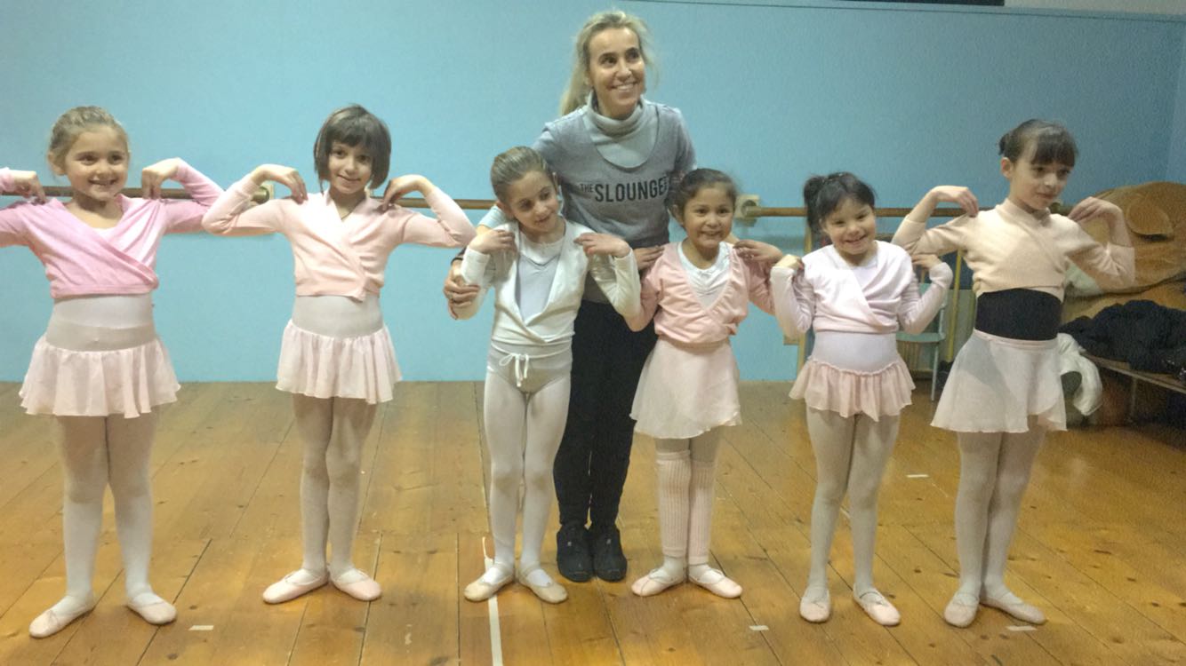 Bambine con l’insegnante durante una lezione di danza classica