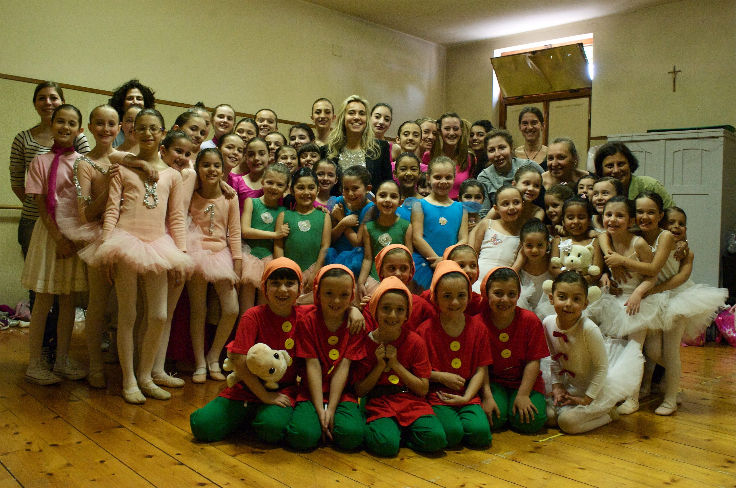 Foto di gruppo degli allievi e insegnanti della Scuola di Danza Salvetti in costume di scena