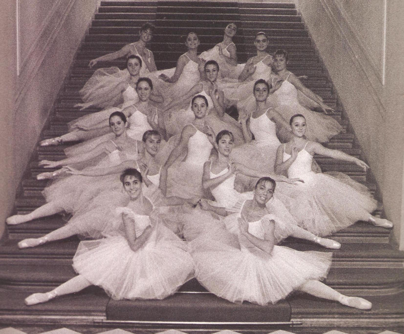 Fotografia storica in bianco e nero di una ballerina classica in posa accanto a una colonna